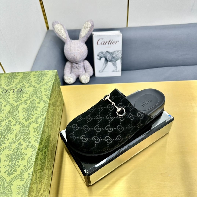G*u*i slippers
